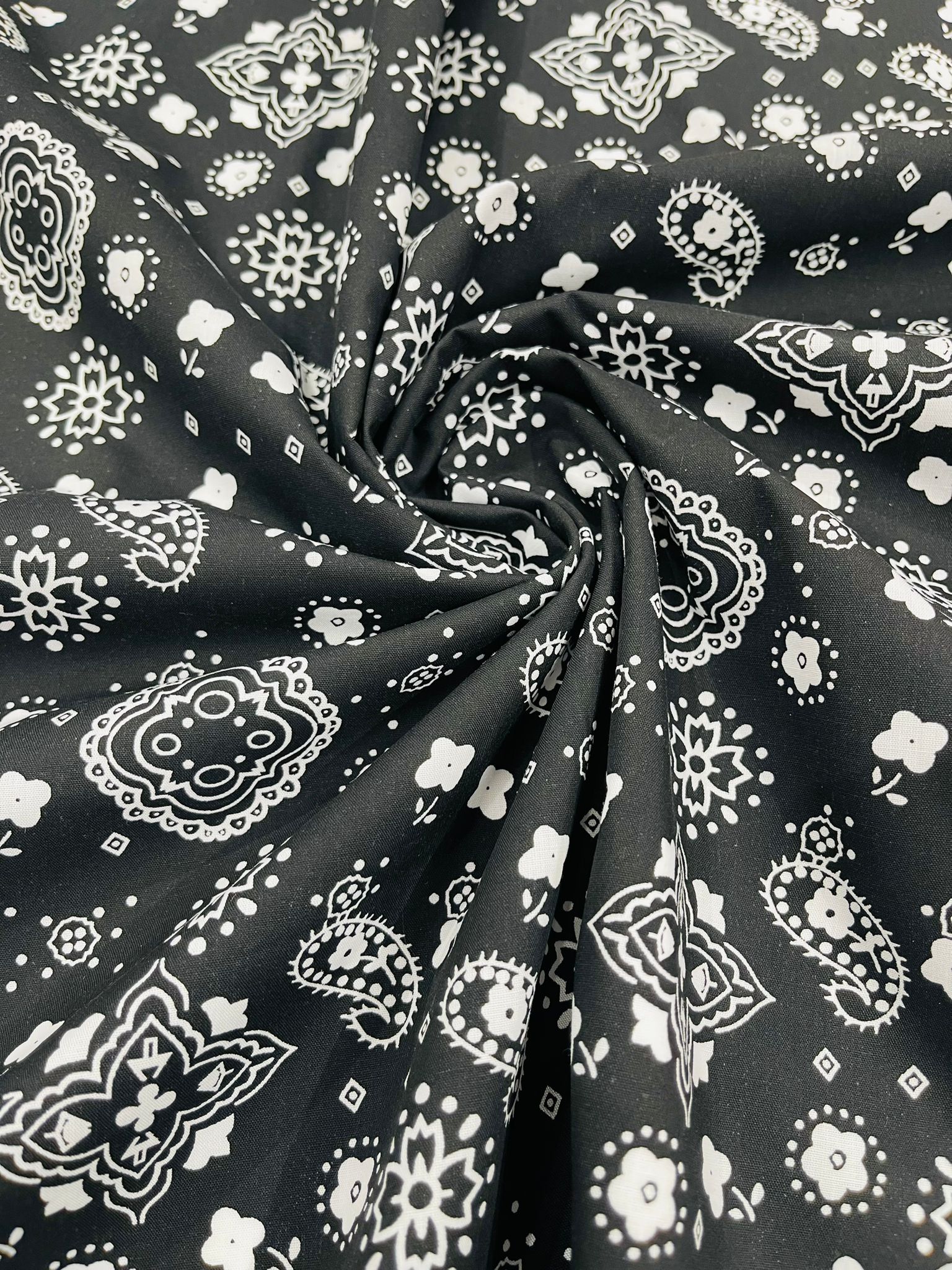 58/59" Wide 65% Polyester 35 percent Cotton Bandanna Print Fabric, Good for Face Mask Covers, Clothing/costume/Quilting Fabric